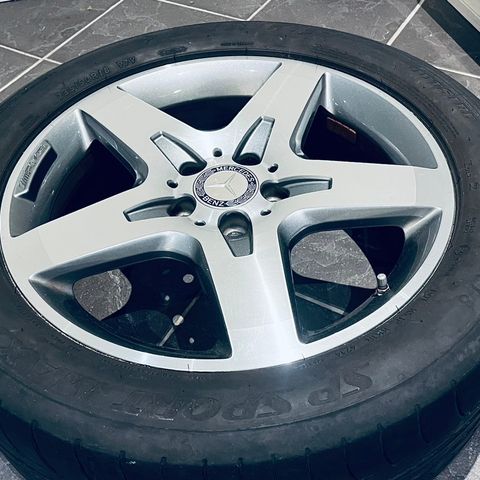 18"  Mercedes AMG felger med 235/50 Dunlop dekk.