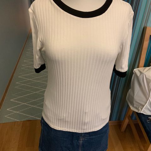 Kjempefin T-skjorte i hvitt/ sort, M