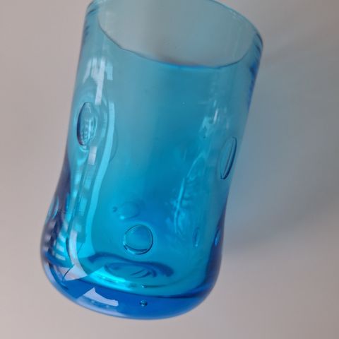 Liten blå vase / glass, muligvis munnblåst