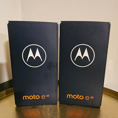 To nye Motorola E22 / 64+4GB