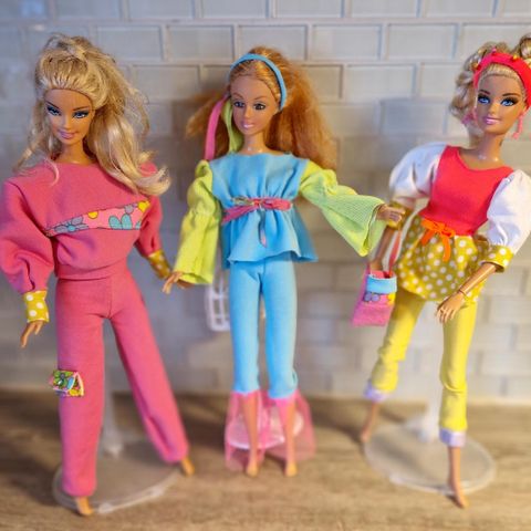 Sydde klær som kan brukes til Barbie.
