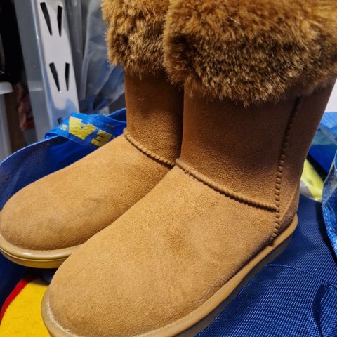 Vanntette stall uggs str 37 (pga små i str er de mer en str 36)