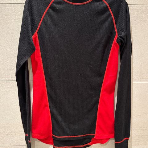 Pent brukt svart og rød genser fra Newbody