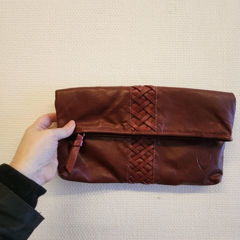 Lekker Clutch i en myk vinrød farge