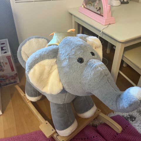 Gynge elefant med musikk