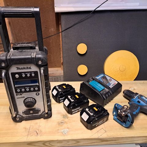 Makita drill og radio med batterier