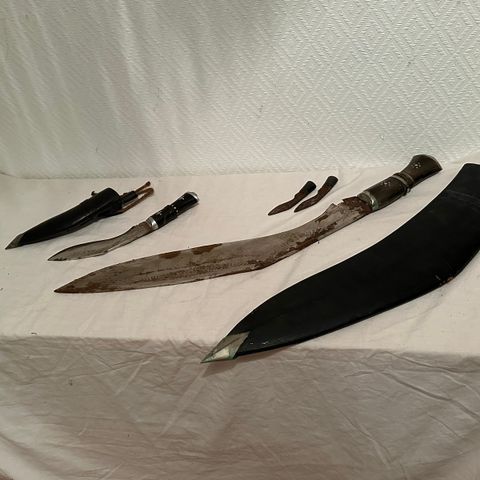 To gurkha kukri kniver med Chamak og karda