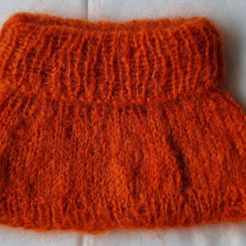 Håndstrikket orange hals i ull og mohair til barn 6 - 7 år