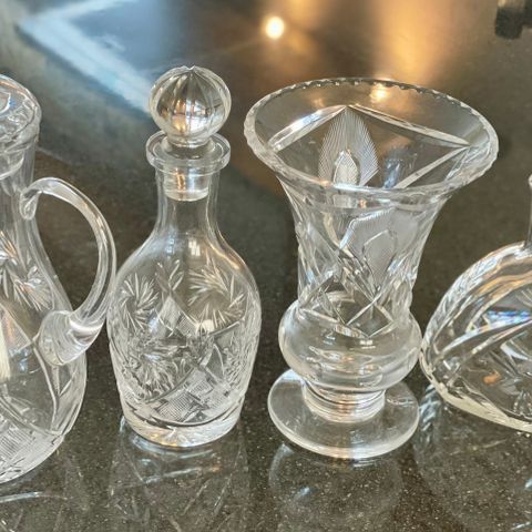 Antikk krystall. 2xKaraffel, mugge, vase. Osteklokke. Diverse glass