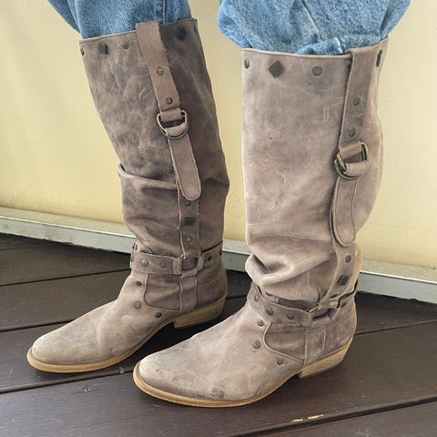 Skinnsko cowboy boots