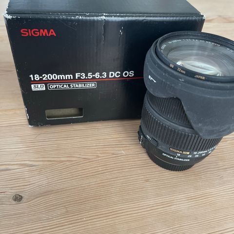 Sigma 18-200mm F3.5-6.3 DC OS til Nikon.