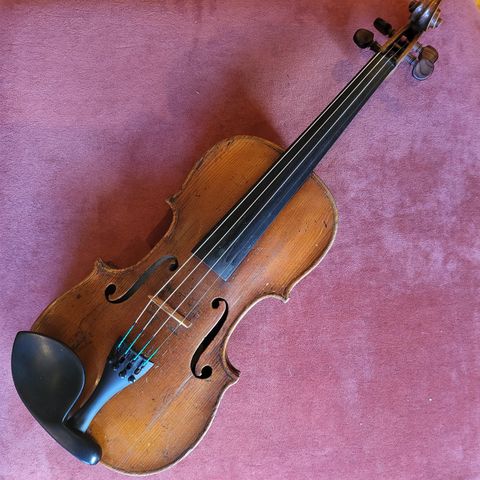 Ca 100 år gammel fiolin med kraftig klang, vurdert verdi 30 000,-