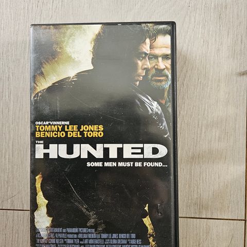VHS- Hunted- Tommy Lee Jones og Benicio Del Toro