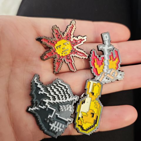 4 stk Dark Souls Pins (Flask, Sun, Bonfire, Helmet)