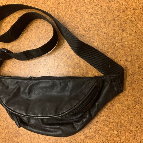 Liten veske ( "Rompe taske ")  sort med 3 rom m/ glidelås...