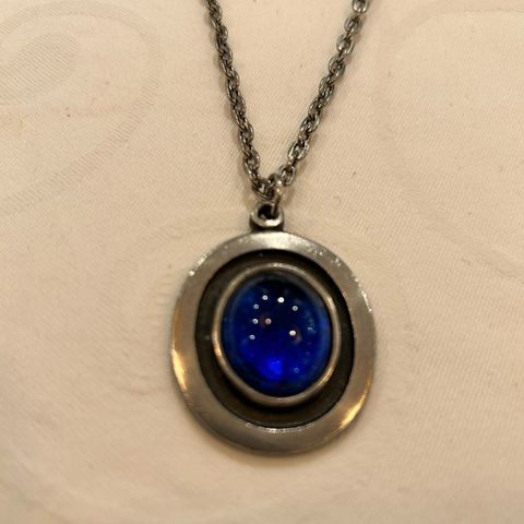 Vakkert smykke i tinn med blå sten fra R. Tennesmed (Sweden)