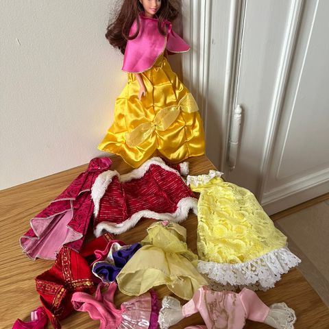 Barbie Belle med masse klær 👗