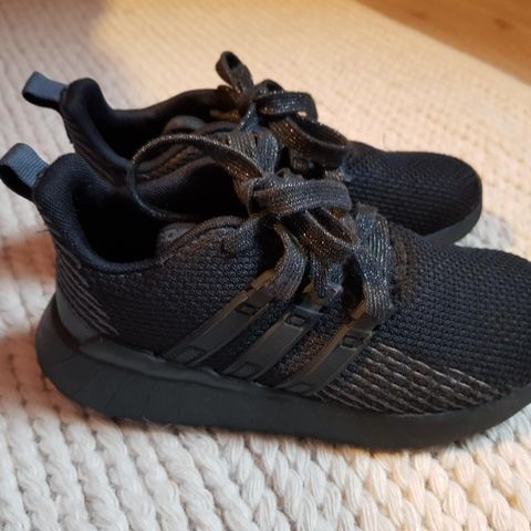 Lette Adidas sko