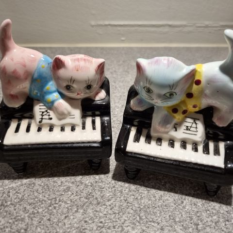 Sjeldne og vakre Salt og pepper børser. Katt på piano