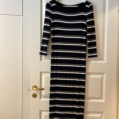 Lang kjole fra Massimo Dutti - som ny!