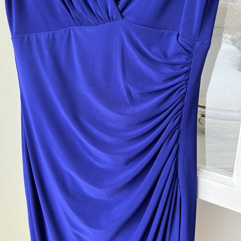 Ralph Lauren; Blå stretch kjole med drapering. Str. 8 (ca 38)