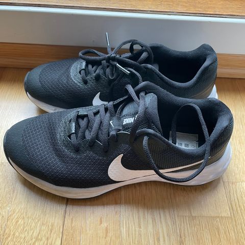 Tøffe Nike Revolution lette joggesko/løpesko brukt to ganger i eske str 38