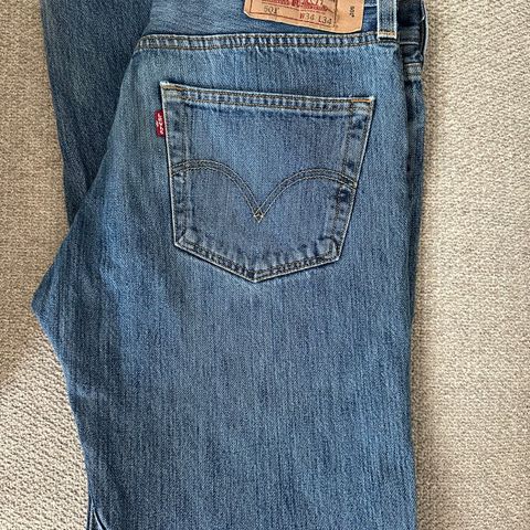 Levis jeans størrelse W34 L34 (mål innside linning 92cm)