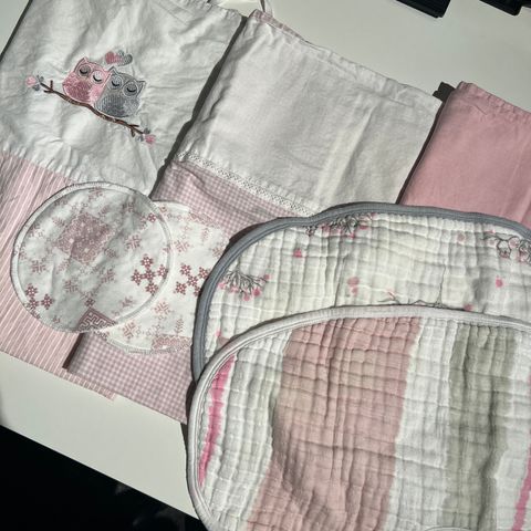 Sengetøy baby 65cm x 80cm rosa, ammeinnlegg bambus, gulpeklut/smekke