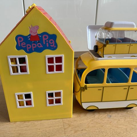 Peppa Gris 2 biler, 13 figurer og Hus og møbler