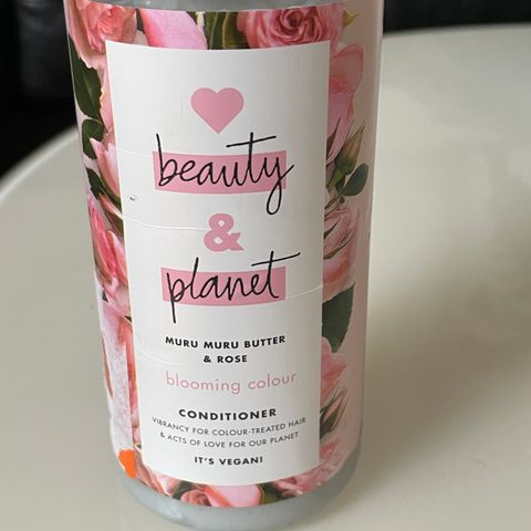 Shampo og balsam Beauty and Planet muru muru butter rose color vegansk