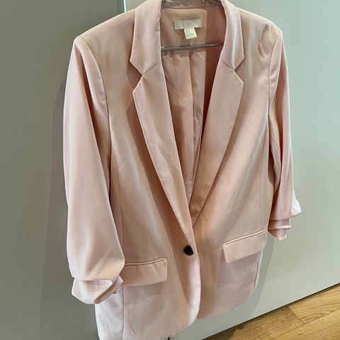 Rosa Blazer med rynkete ermer