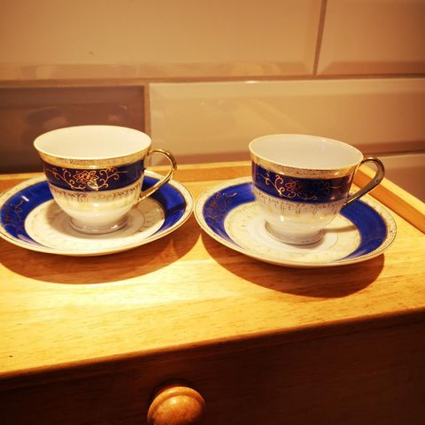 2 nydelige kaffekopper i elfenbenhvitt  blått og gull