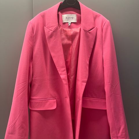 Pink blazer fra b.young, strl. 38