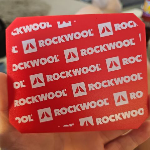 Ubrukt isskrape med logoen til rockwool