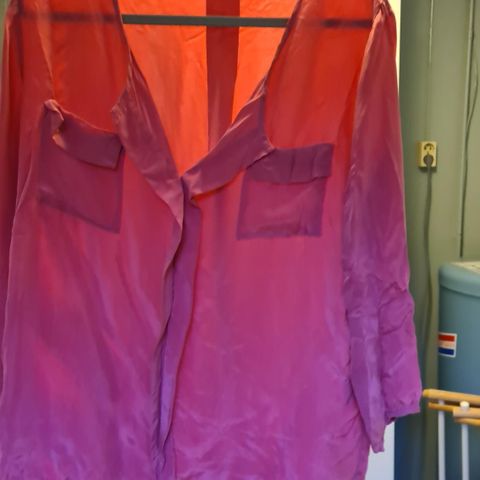 Bluse fra Carla F, fuchsia, viskose  litt glinsende look