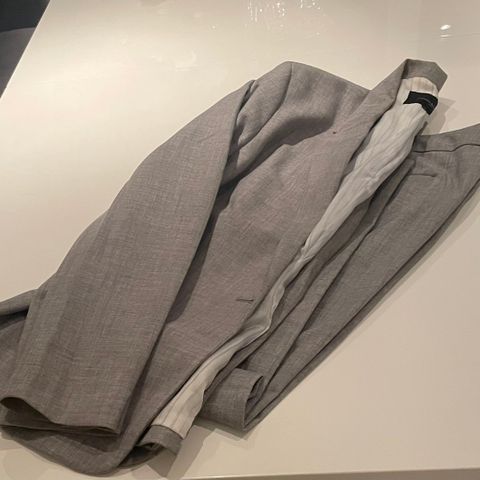 Nydelig, grå dress (bukse/jakke) fra Banana Republic, strl L