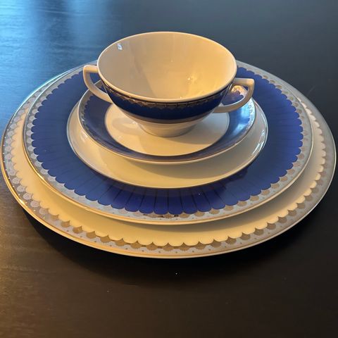 Marianne Royal blue servise  av Sigvard Bernadotte