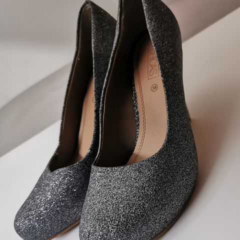 Glitter pumps