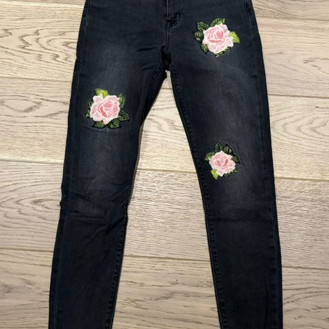 Grå Hudson jeans med roser.  Lekker til våren! Lite brukt pga feil str.