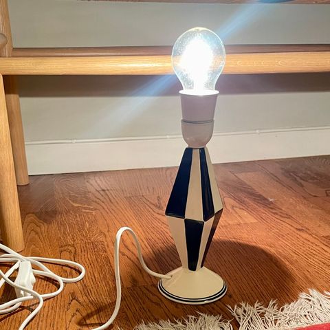 Stilig vintage harlequin lampe i keramikk med ny ledning