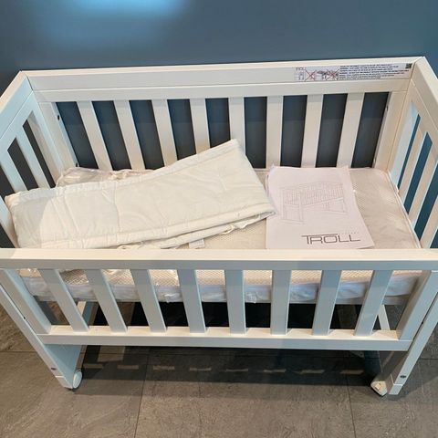 Troll Oslo Bedside Crib, Yngri drømmemadrass og Stokke sleepi sengekantbeskytter