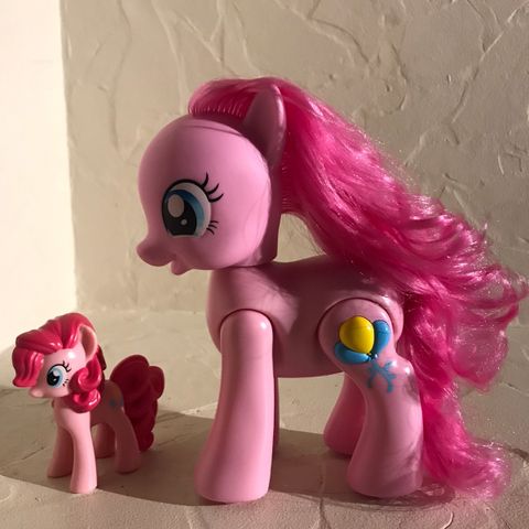Stor My Little Pony  Pinky Pie med lyd og bevegelse og en liten