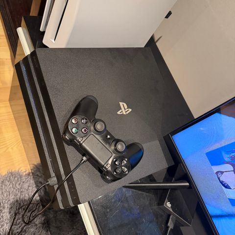 PlayStation 4 Pro 1TB m/kontroller