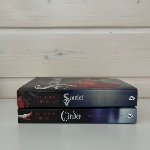 The Lunar Chronicles av Marissa Meyer (Cinder+Scarlet)