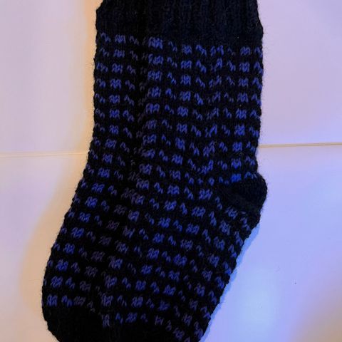 Nystrikkede svarte og blå islender sokker