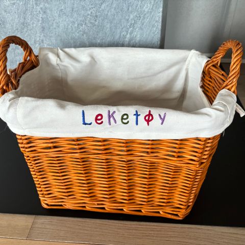 Flott kurv til leker selges. Leker - leketøy til barn