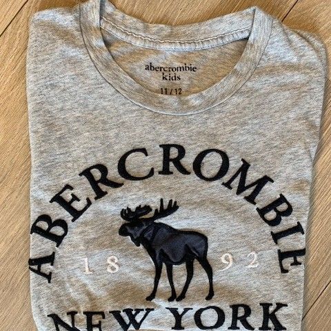 T- skjorte, merke Abercrombie kids, str. 11/12 år.