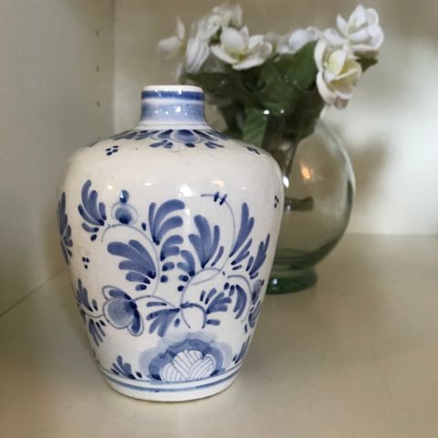D.P Delft krukke/vase i nydelig mønster