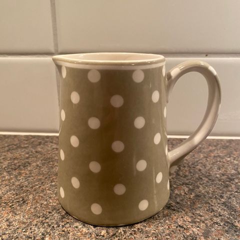 Greengate mugge i beige med prikker