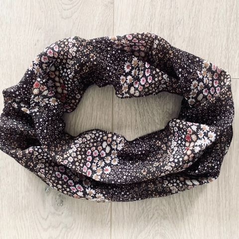 Vintage sjal 🤎 «silkeskjerf» med småblomster
